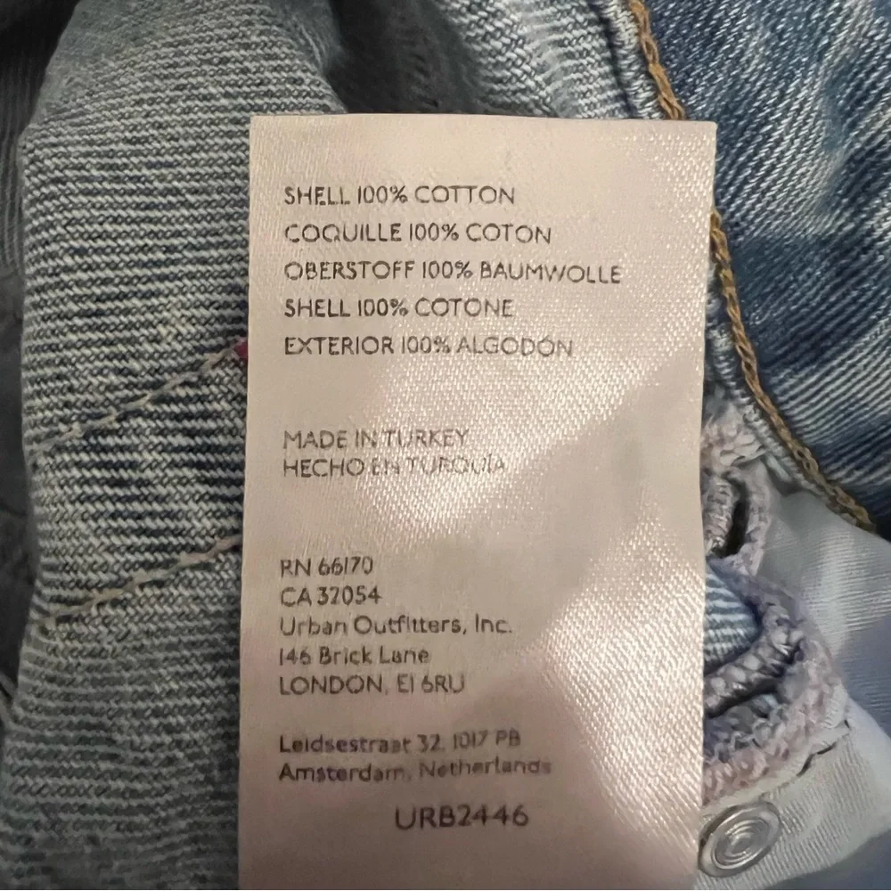 BDG‎ Urban Outfitters 90s Long Inseam Short Denim Size 28 Light Wash Distressed